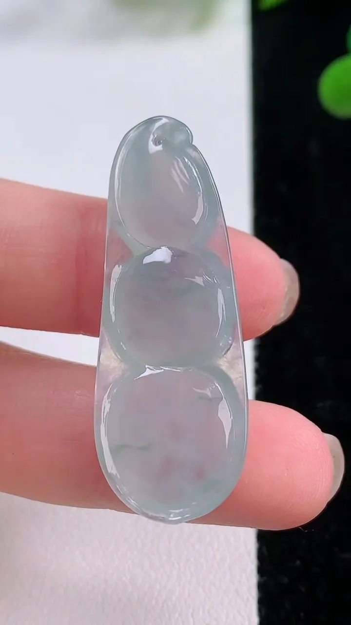 天然A货翡翠冰种飘花福豆吊坠，尺寸41-15.4-5.9，重量:6.31g
11月25日