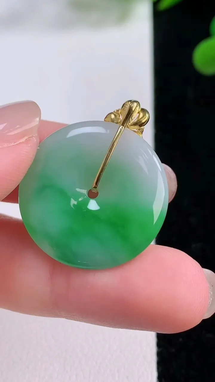 天然A货翡翠平安扣吊坠，尺寸23.7-3.7，重量:4.90g
11月25日