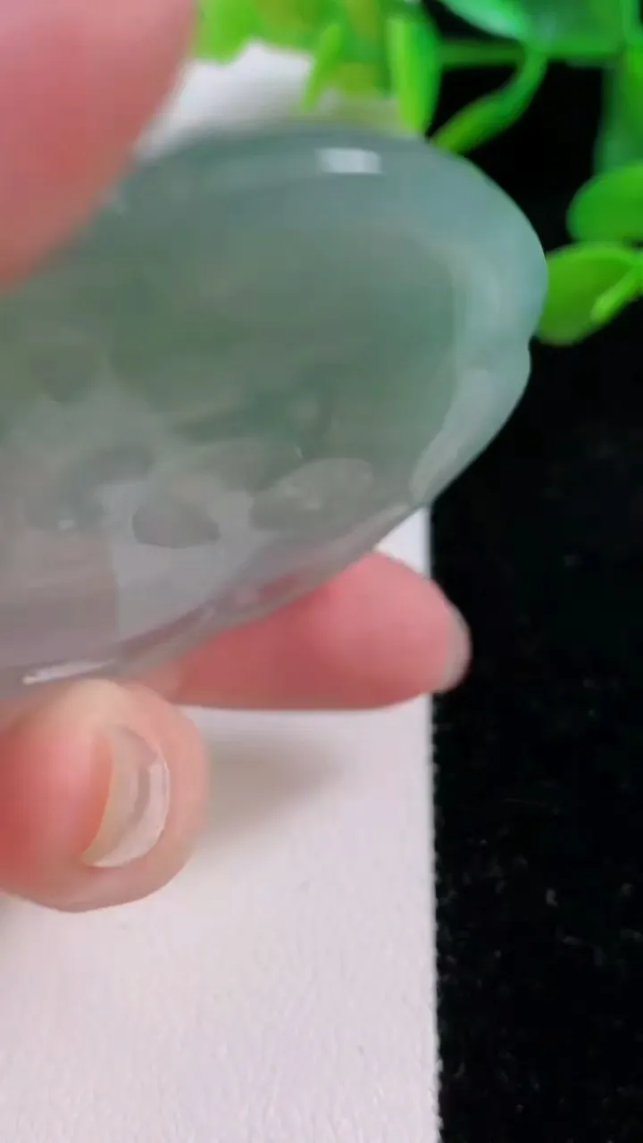 天然A货翡翠虚空藏菩萨吊坠，尺寸53-7，重:36.20g
11月25日