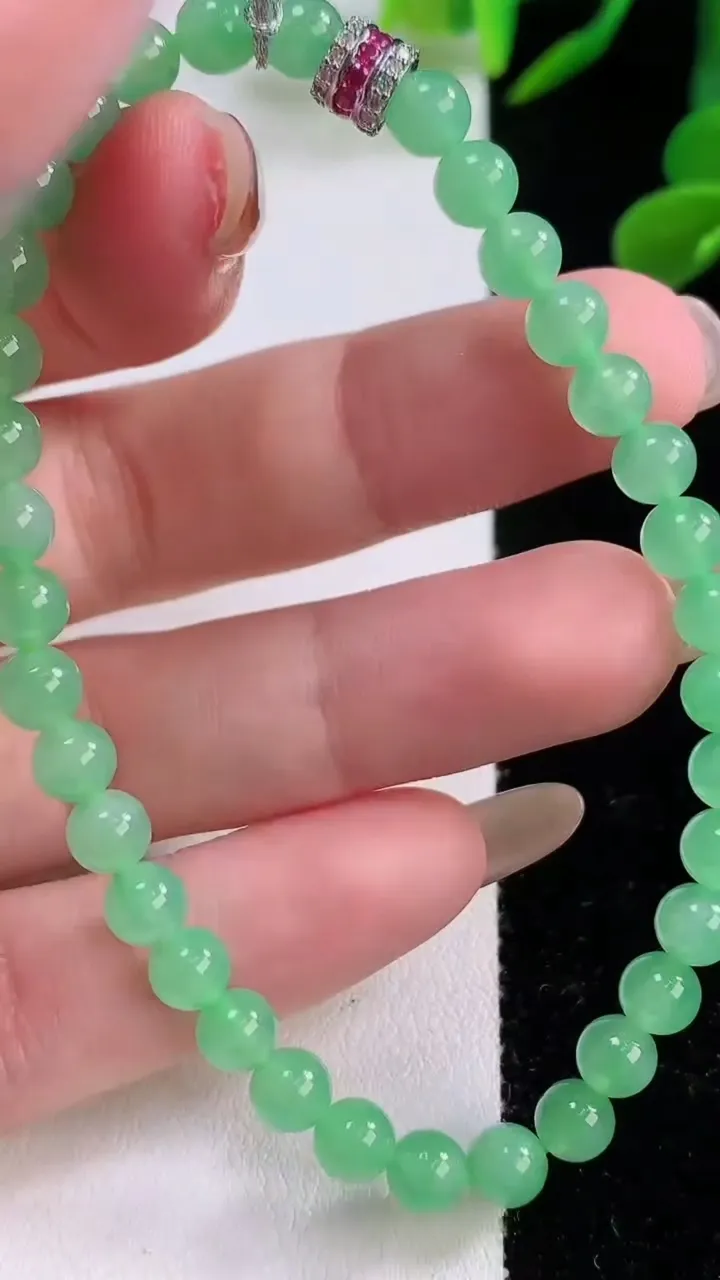 天然A货翡翠圆珠手串，尺寸5.2-35颗，重量:9.37g11月25日
工厂直销收藏佳品,种好水足，色泽均匀，有种有色，上手高大气！