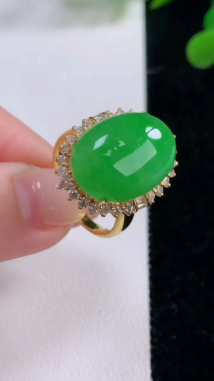 天然A货翡翠蛋面戒指，尺寸19.6-18.2-13.5-11，重量:6.87g2025年11月25日