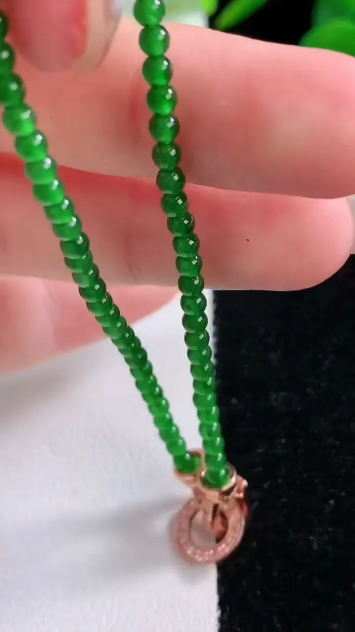 天然A货翡翠小米珠手串，尺寸2.6-62颗，重量:3.79g11月25日
工厂直销收藏佳品,种好水足，色泽均匀，有种有色，上手高大气！