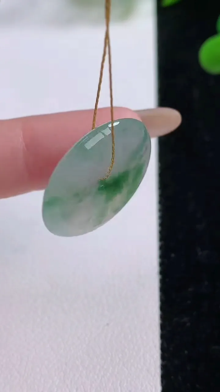 天然A货翡翠冰种飘花平安扣吊坠，尺寸22.7-4.4，重量:5.04g
11月25日