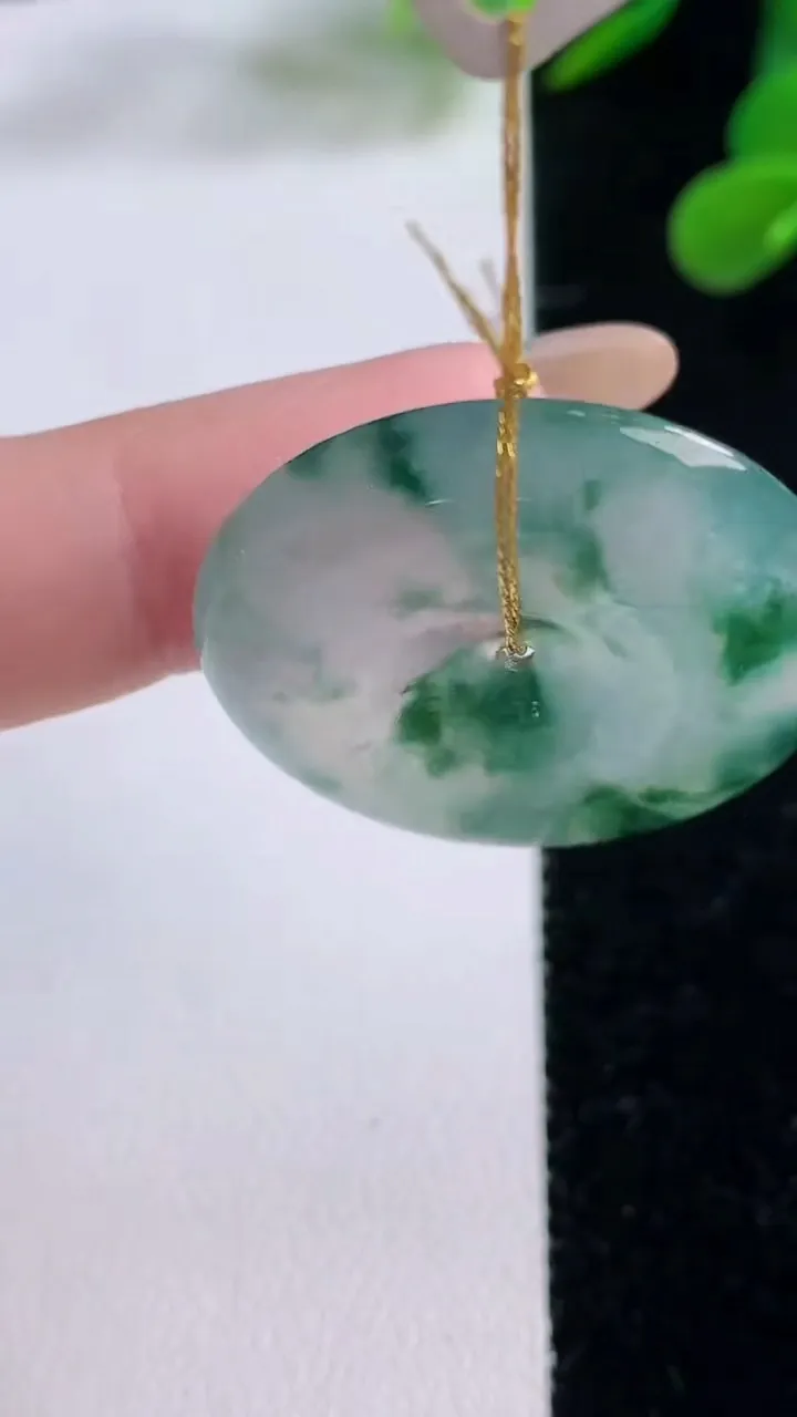 天然A货翡翠种飘花平安扣吊坠，尺寸29-5.5，重量:10.00g
11月25日