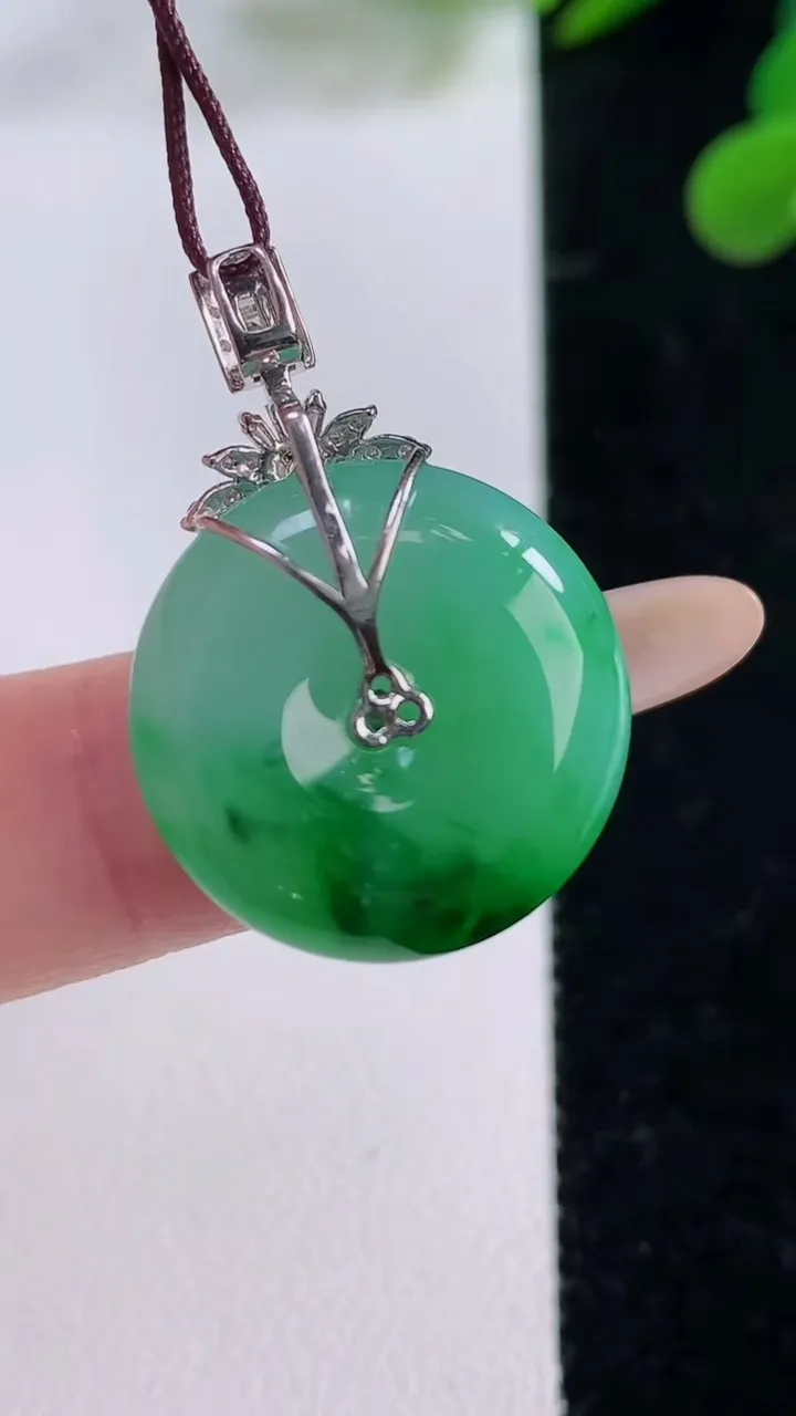 天然A货翡翠平安扣吊坠，尺寸19.7-6.6，重量:6.16g
11月25日