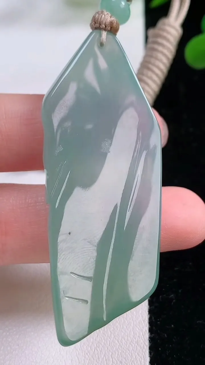 天然A货翡翠无相佛吊坠，尺寸57-23.6-4.9，重量:17.57g
11月25日