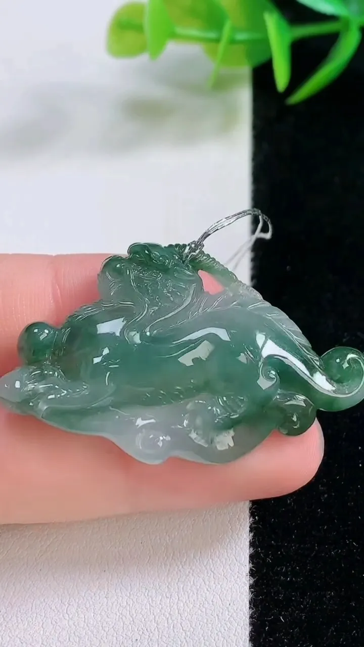 天然A货翡翠冰种飘花麒麟吊坠，尺寸26.8-44.4-6.9，重量:11.30g
11月25日