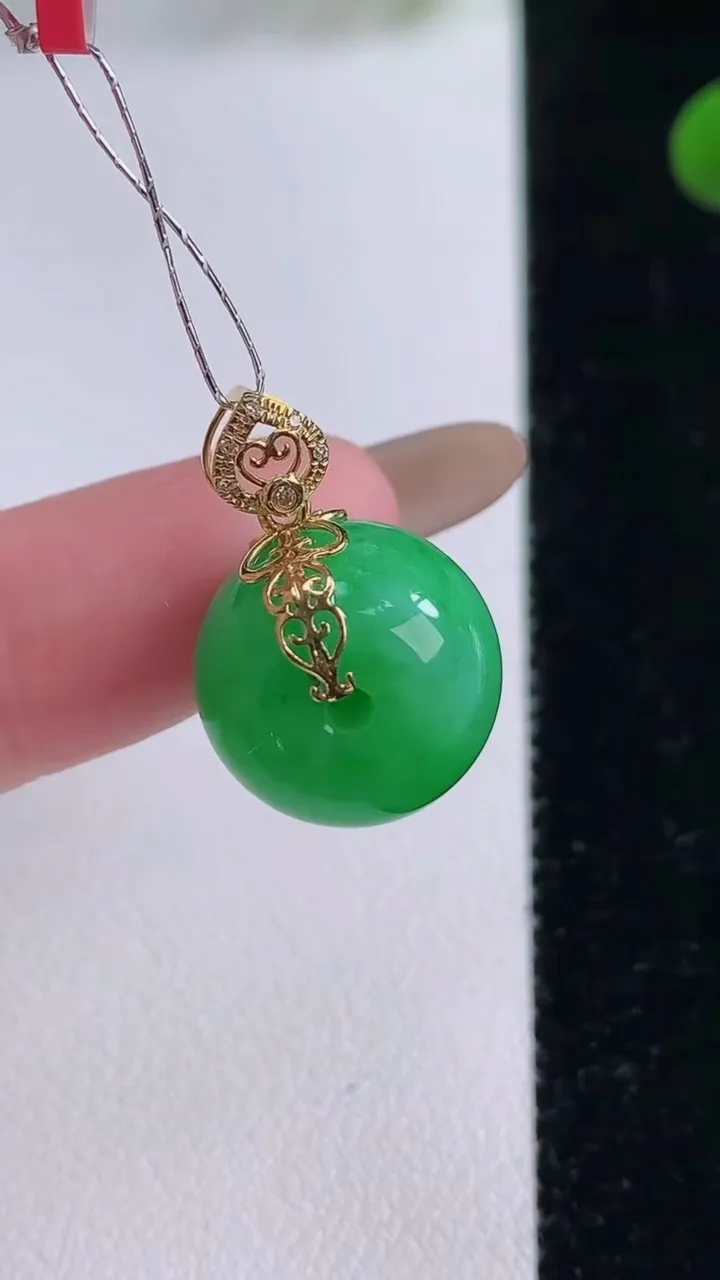天然A货翡翠路路通吊坠，尺寸14-12.2，重量:5.17g
11月25日