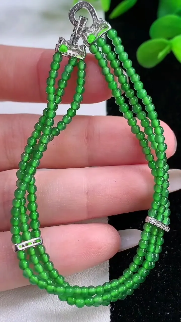 天然A货翡翠小米珠手串，尺寸2.4，重量:6.58g11月25日
工厂直销收藏佳品,种好水足，色泽均匀，有种有色，上手高大气！
