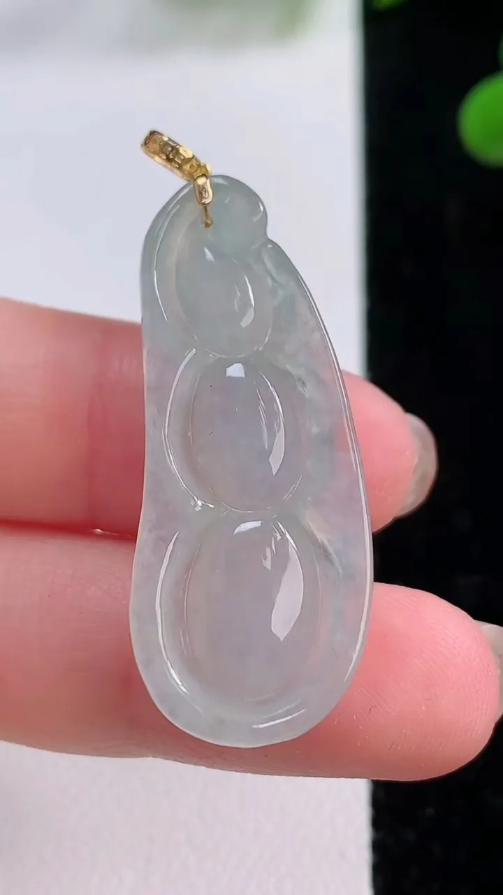 天然A货翡翠福豆吊坠，尺寸37.6-15-5.5，重量:5.63g
11月25日