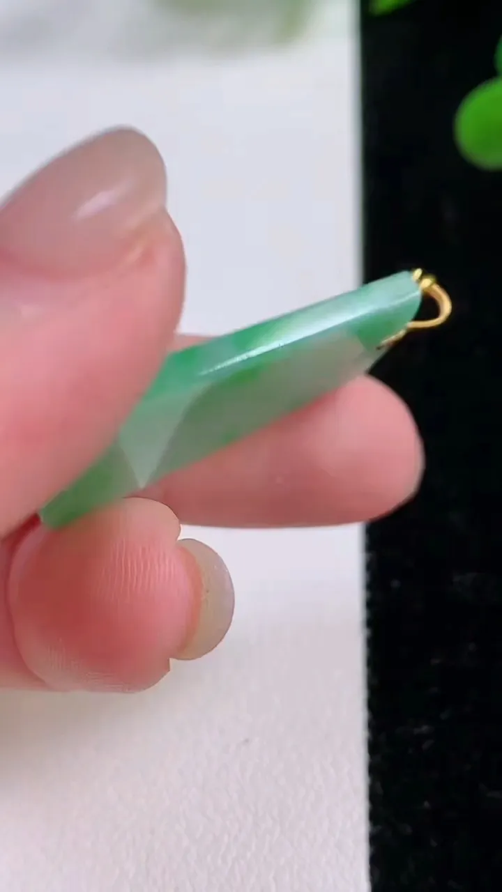 天然A货翡翠无事牌吊坠，尺寸31.2-19.6-2.3，重量:4.30g
11月25日