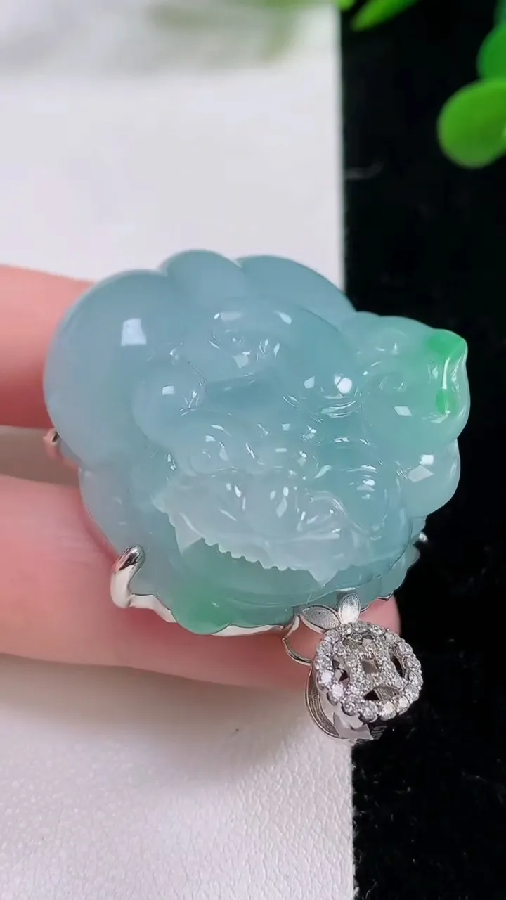 天然A货翡翠貔貅吊坠，尺寸39.5-30.4-20.6，重量:51.80g
11月25日