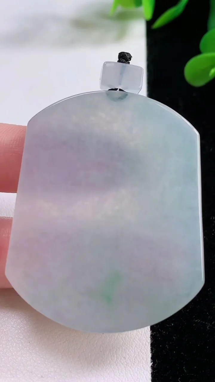 天然A货翡翠无事牌吊坠，尺寸50.8-41-5.1，重量:32.08g
11月25日