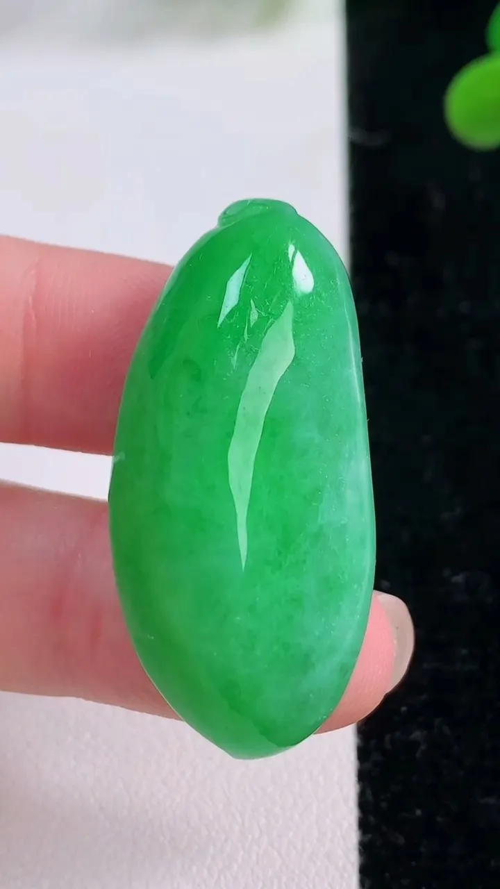 天然A货翡翠福瓜吊坠，尺寸39.4-18.5-12，重量:15.47g
11月25日