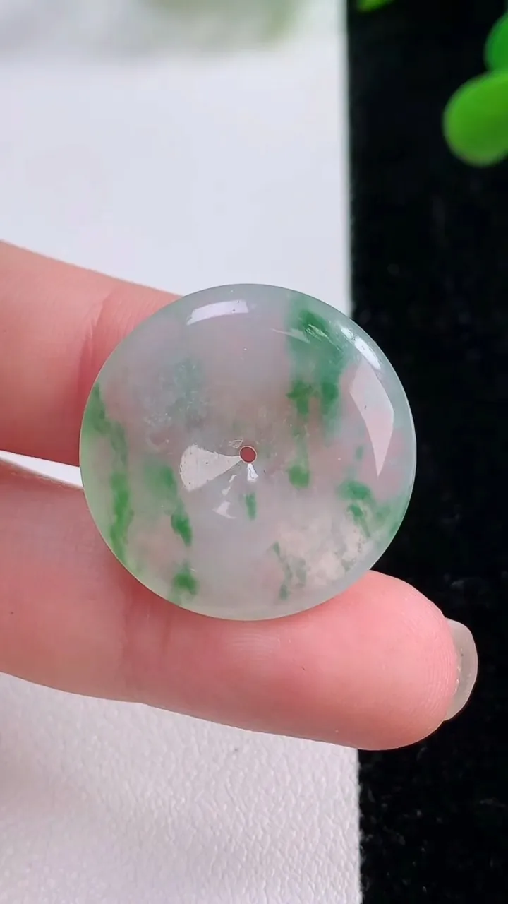 天然A货翡翠冰种飘花平安扣吊坠，尺寸24.5-4.6，重量:5.84g
11月25日