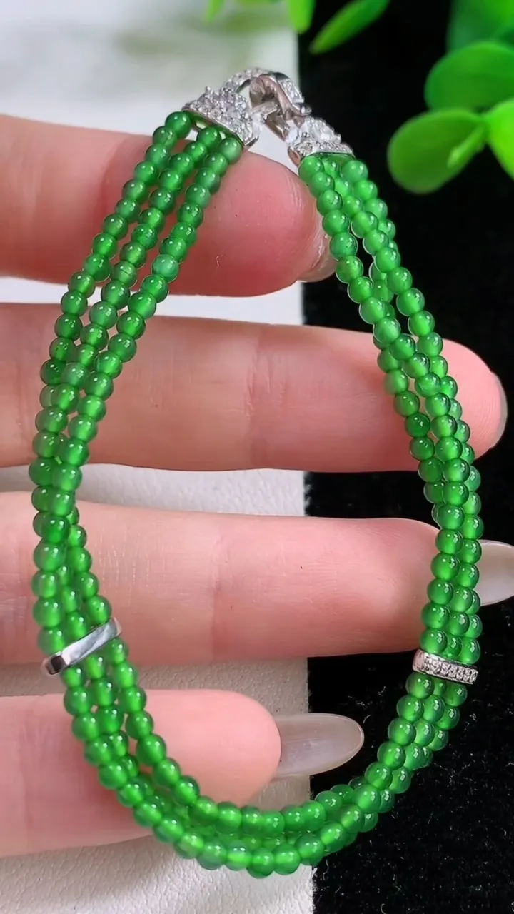 天然A货翡翠小米珠手串，尺寸2.4，重量:6.58g11月25日
工厂直销收藏佳品,种好水足，色泽均匀，有种有色，上手高大气！