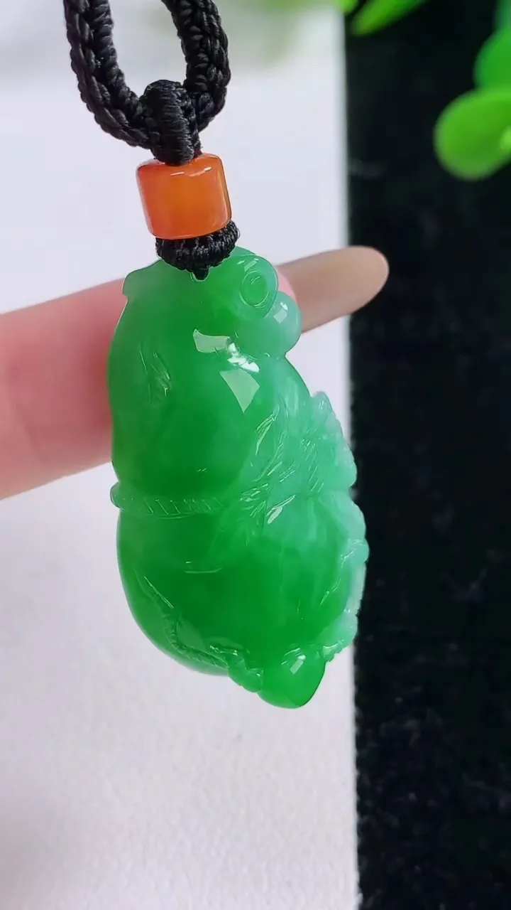 天然A货翡翠葫芦吊坠，尺寸34.3-19.6-11，重量:15.38g
11月25日