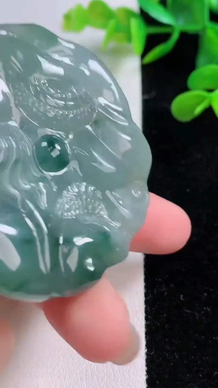 天然A货翡翠种飘花龙牌吊坠，尺寸55.8-11，重:66.23g
11月25日