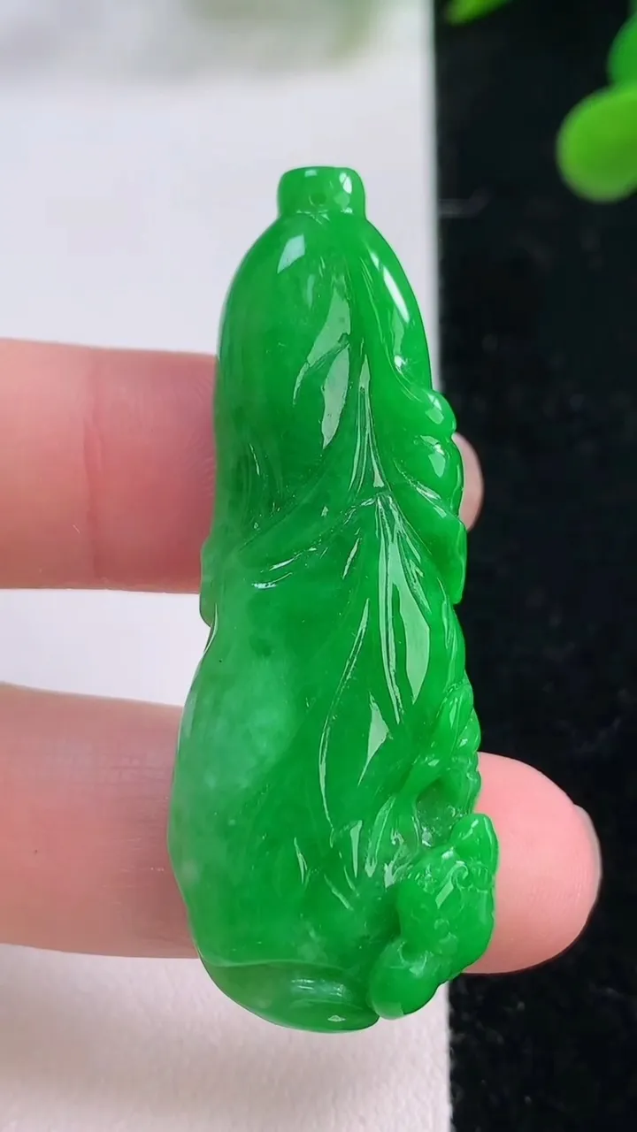 天然A货翡翠白菜吊坠，尺寸50-17.5-7.2，重量:12.99g
11月25日