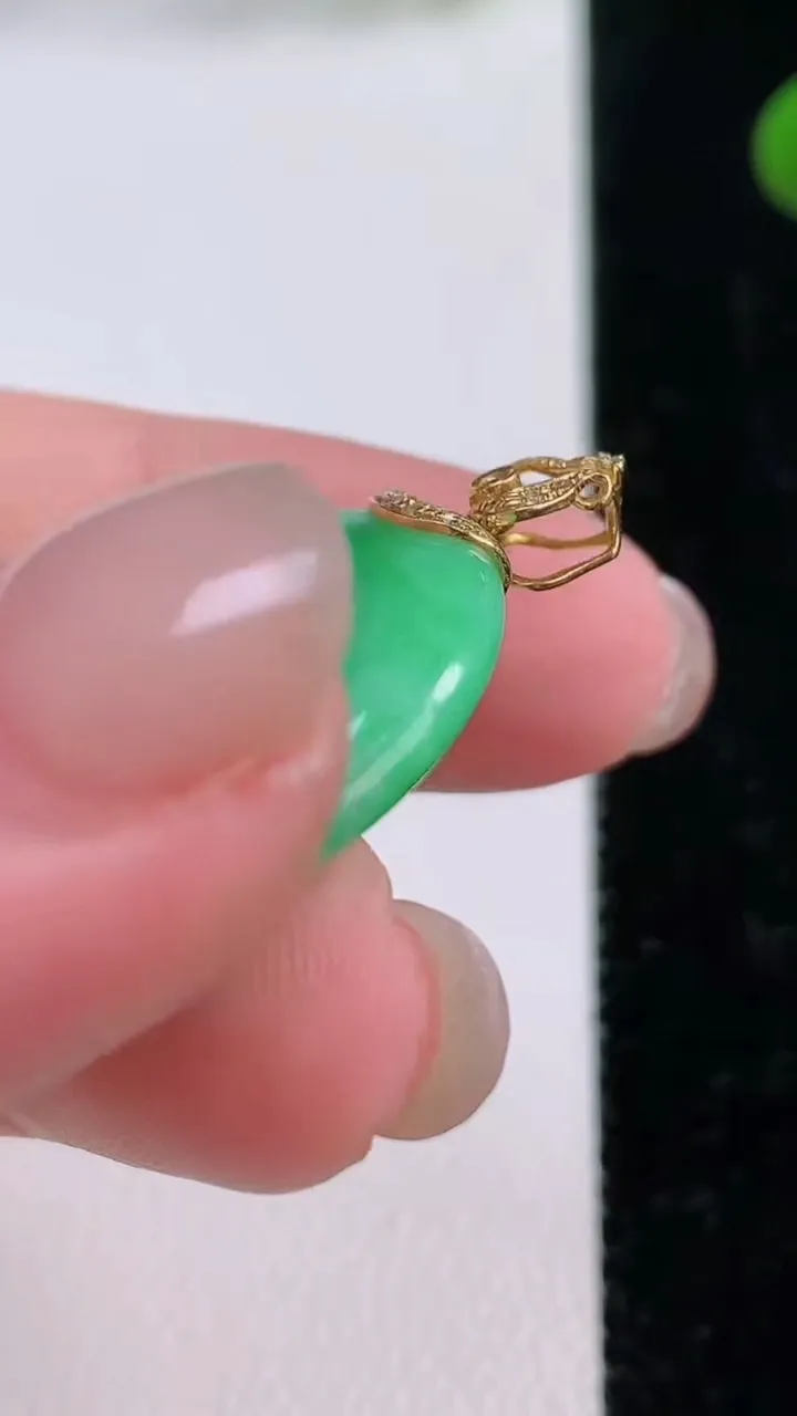 天然A货翡翠平安扣吊坠，尺寸23.6-5.3，重量:6.81g
11月25日