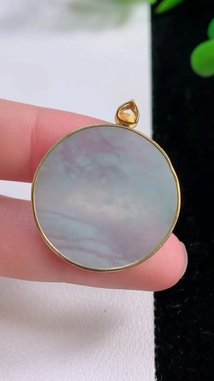 天然A货翡翠无事牌吊坠，尺寸27.7-3，重量:2.63g
11月25日