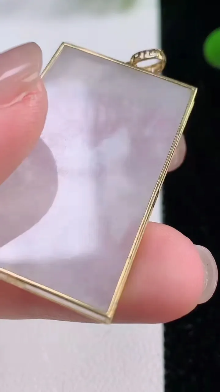 天然A货翡翠种白冰无事牌吊坠，尺寸36.6-25-2.5，重量:15.06g
11月25日