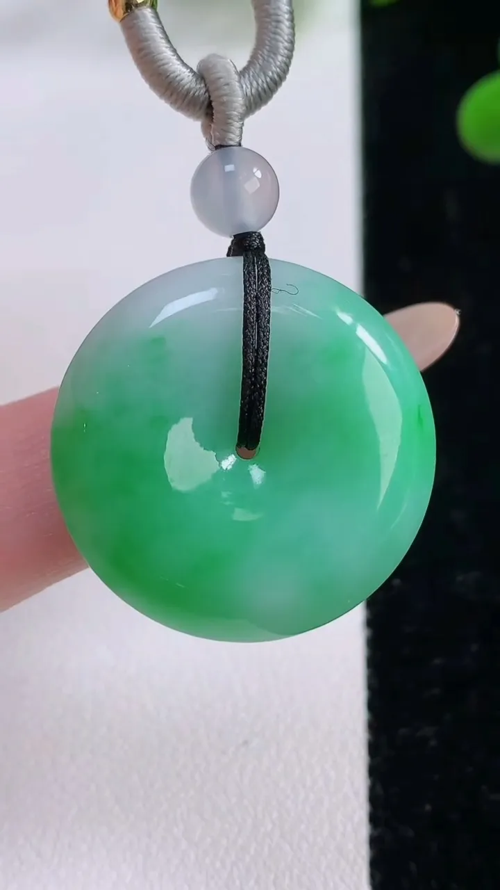 天然A货翡翠平安扣吊坠，尺寸26.7-6.6，重量:12.57g
11月25日