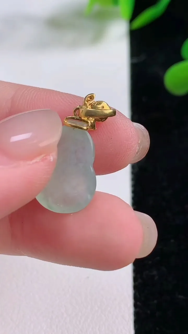 天然A货翡翠葫芦吊坠，尺寸16.3-11-4.6，重:1.88g
11月25日