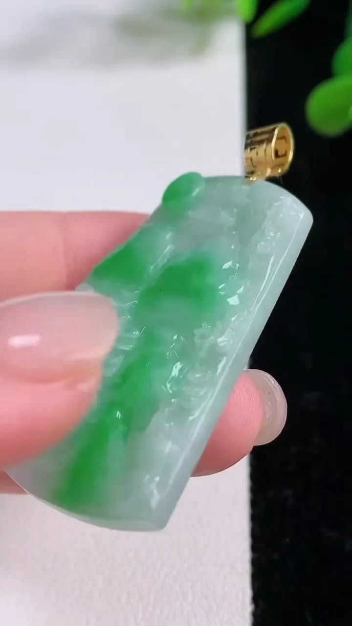天然A货翡翠山水牌吊坠，尺寸42.5-30.6-4.3，重量:12.90g
11月25日