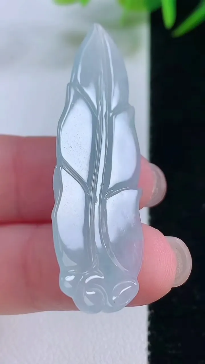 天然A货翡翠一鸣惊人吊坠，尺寸49.5-15.3-10.3，重量:7.39g
11月25日