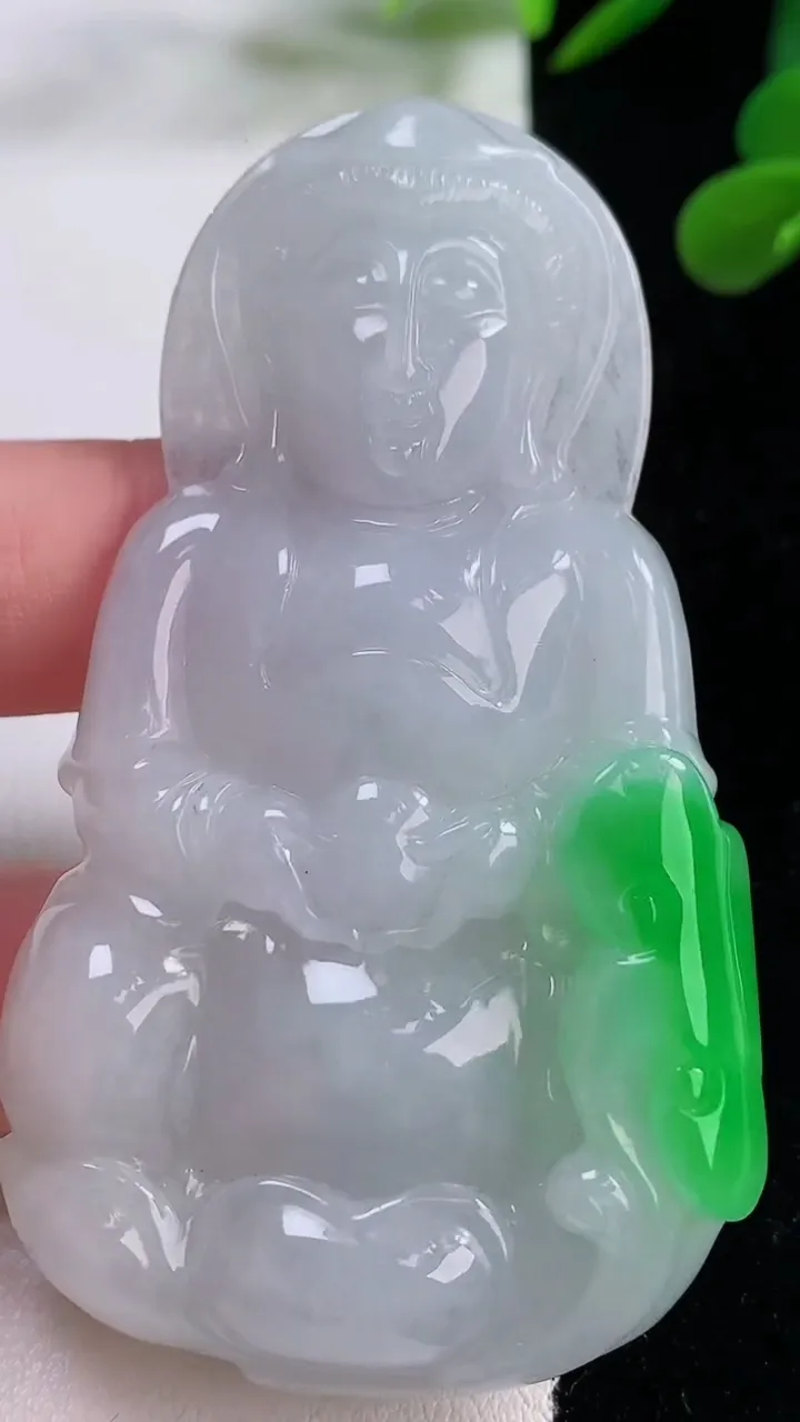 天然A货翡翠观音菩萨吊坠，尺寸71.3-40.9-9.1，重量:45.10g
11月25日