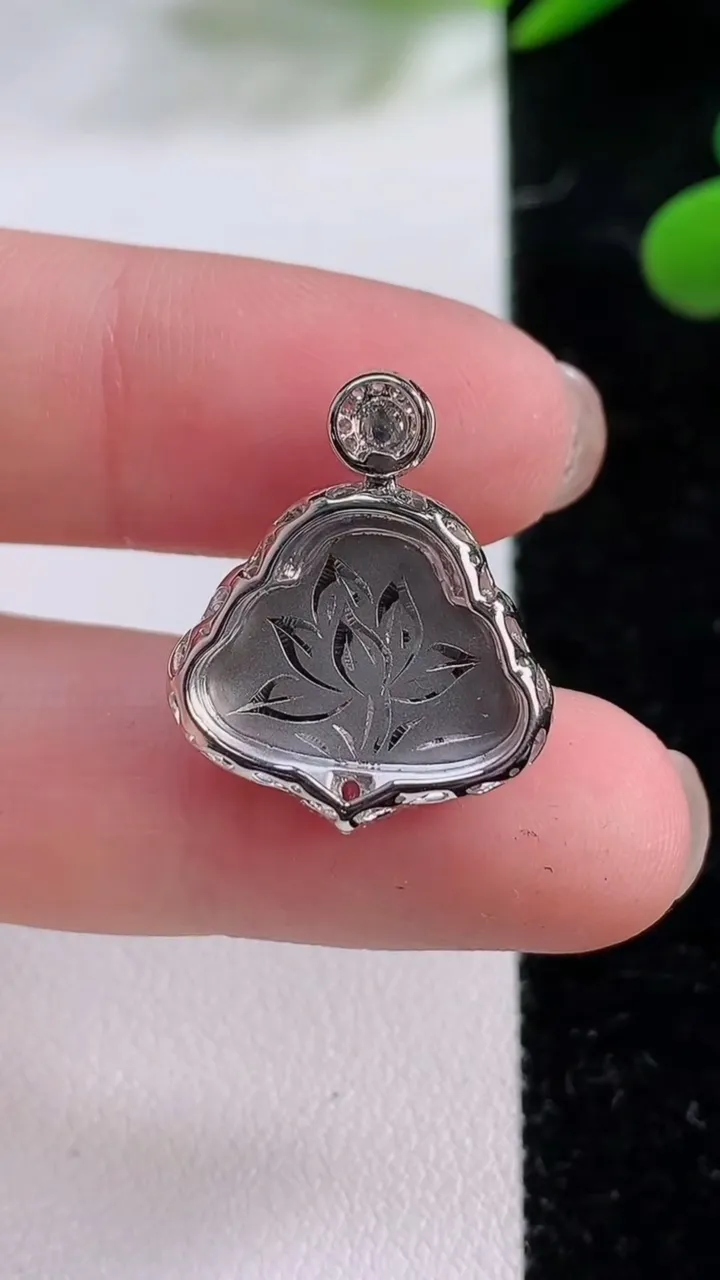 天然A货翡翠佛公吊坠，尺寸22.2-18.2-6.5，裸石15.6-11.3重:2.88g
11月25日