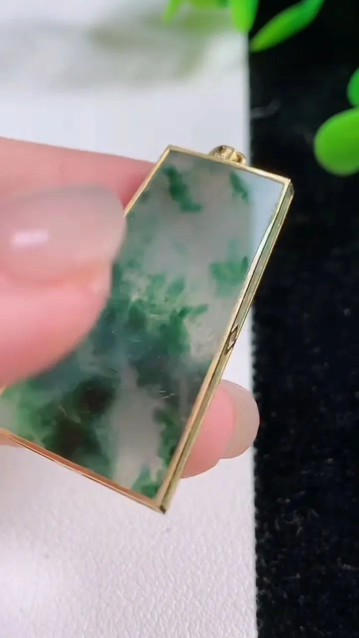 天然A货翡翠种飘花无事牌吊坠，尺寸35.5-21.2-2.3，重:5.43g
11月25日