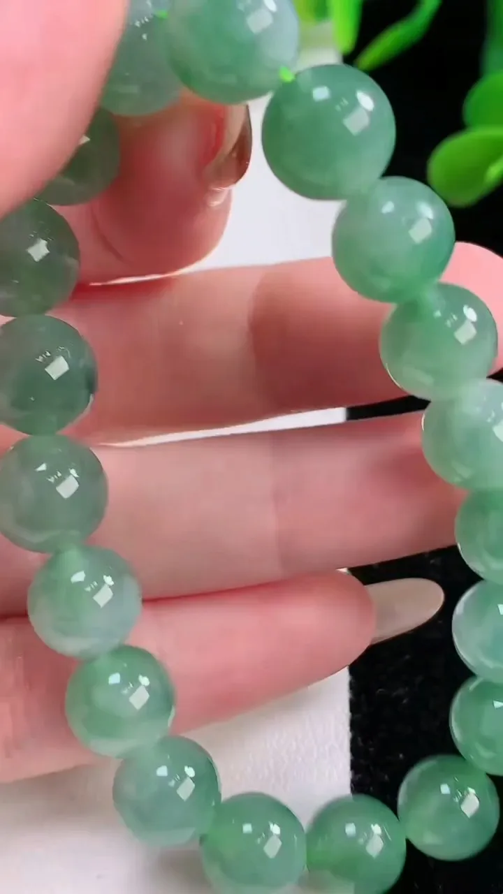 天然A货翡翠圆珠手串，尺寸9.5-19颗，重量:30.00g11月25日
工厂直销收藏佳品,种好水足，色泽均匀，有种有色，上手高大气！