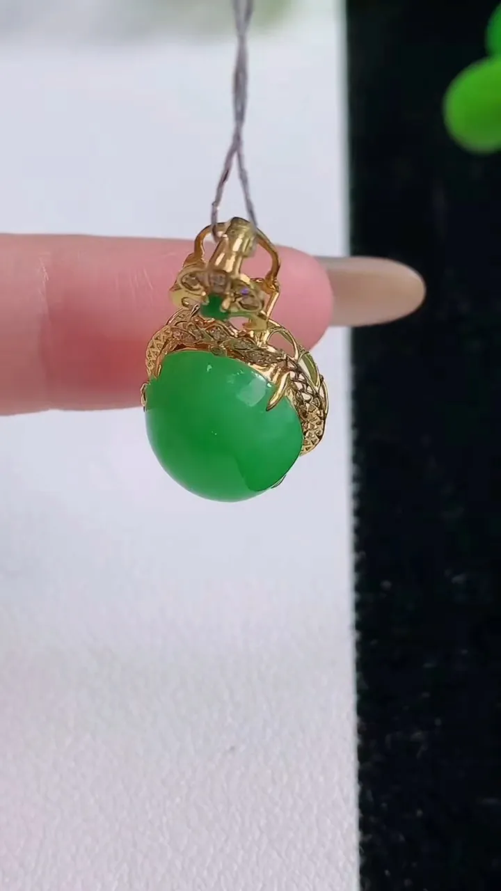 天然A货翡翠蛋面吊坠，尺寸23.5-13-9.5，裸石13-11重量:2.96g
11月25日