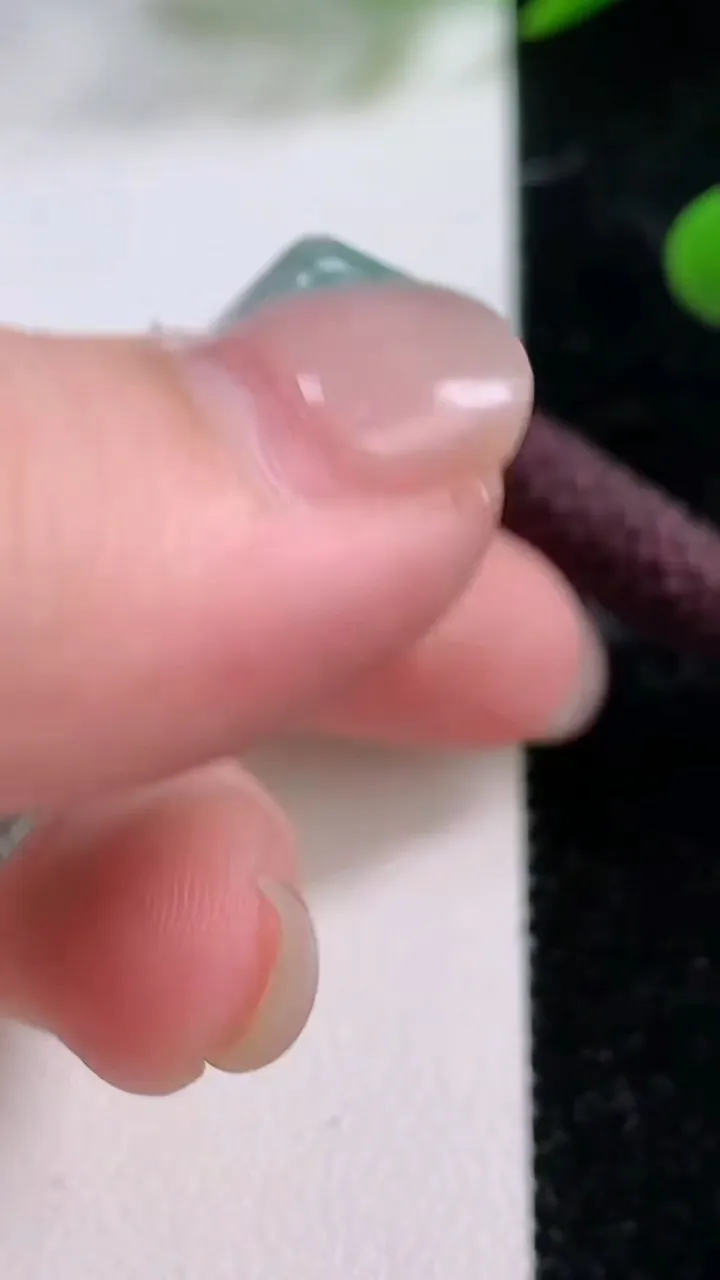 天然A货翡翠冰种飘花原石吊坠，尺寸42-29-7.6，重:23.96g
11月25日