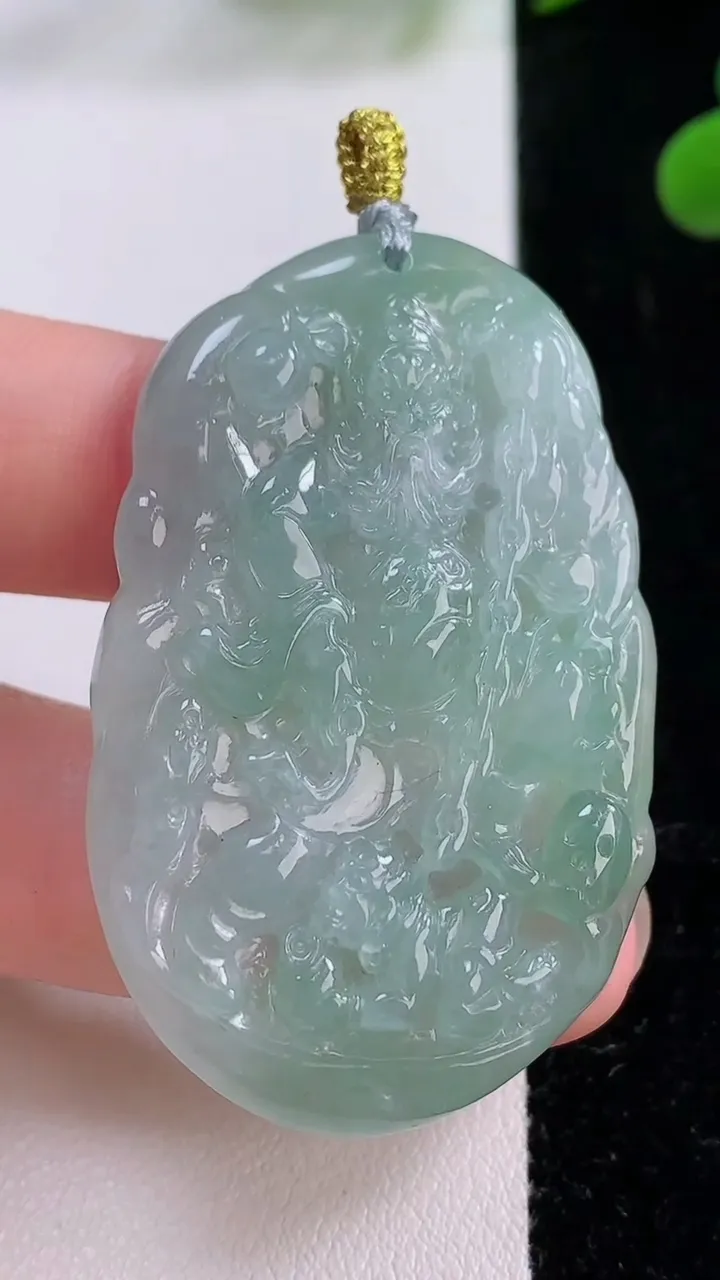 天然A货翡翠钟馗吊坠，尺寸49.5-30.8-5.1，重量:17.35g
11月25日
