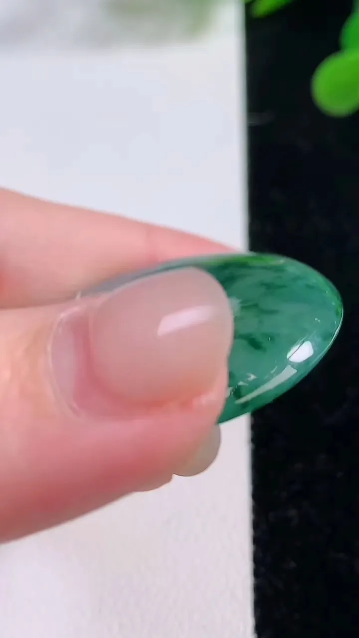 天然A货翡翠种飘花平安扣吊坠，尺寸34.2-6.2，重量:16.40g
11月25日