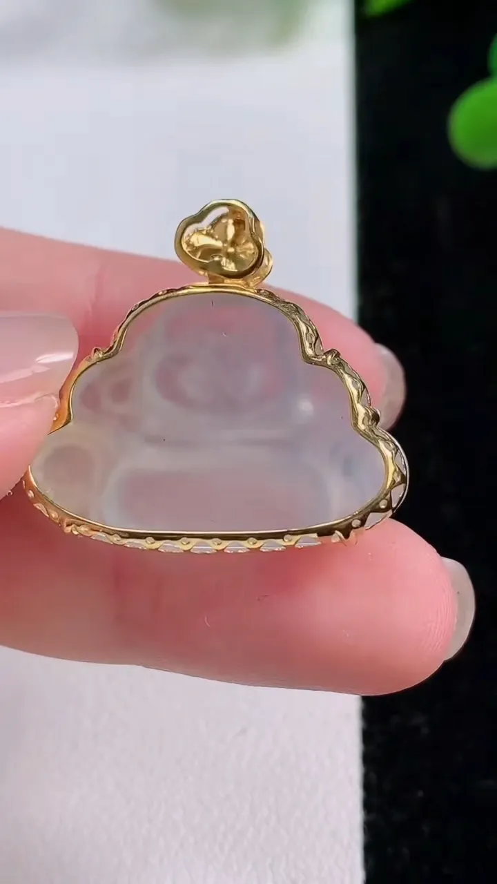 天然A货翡翠种白冰佛公吊坠，尺寸19-37.3-7.4，重量:5.13g
11月25日