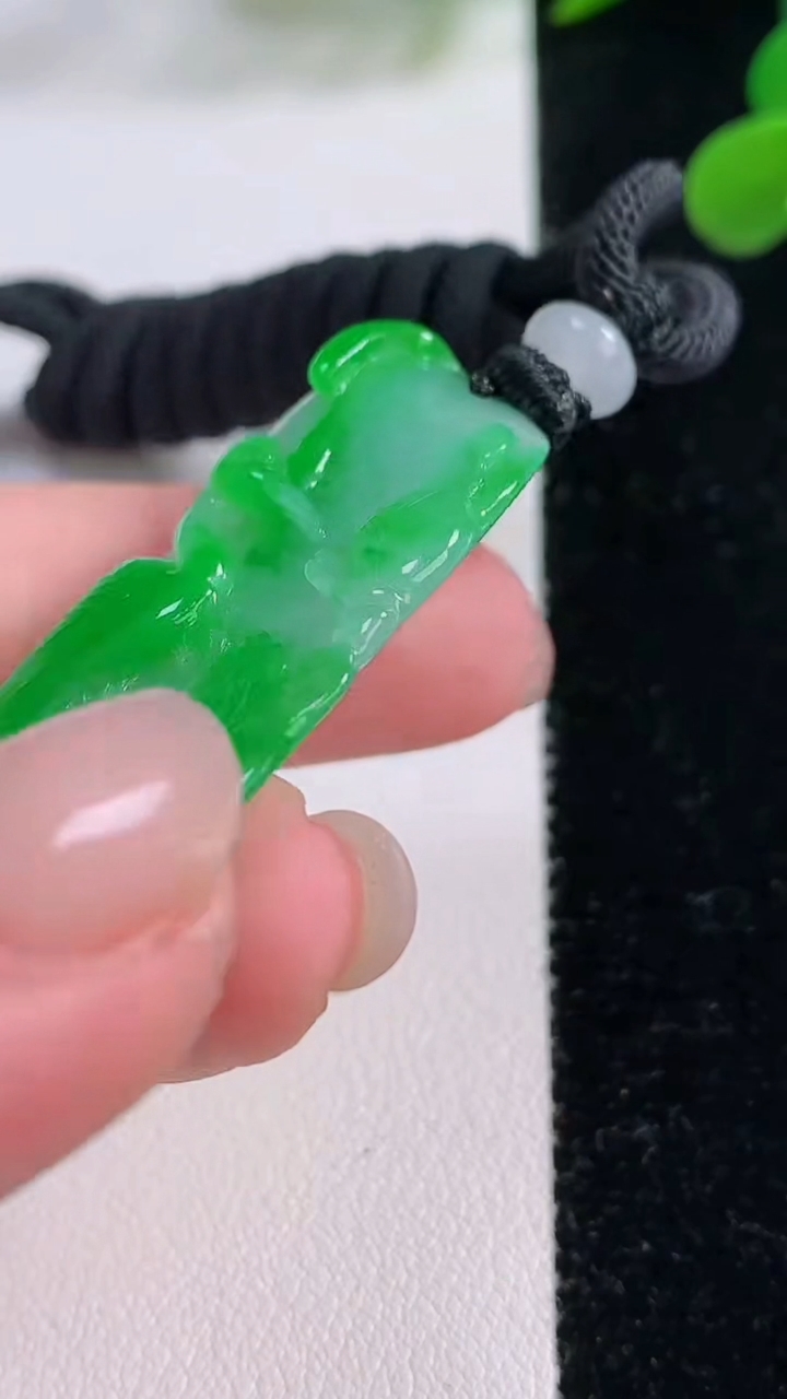 天然A货翡翠凤凰吊坠，尺寸46-24.3-7.6，重量:20.15g
11月25日