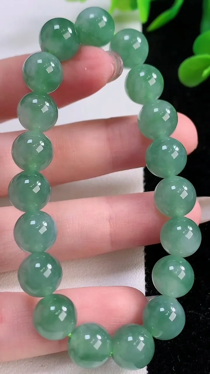天然A货翡翠圆珠手串，尺寸9.5-19颗，重量:30.00g11月25日
工厂直销收藏佳品,种好水足，色泽均匀，有种有色，上手高大气！