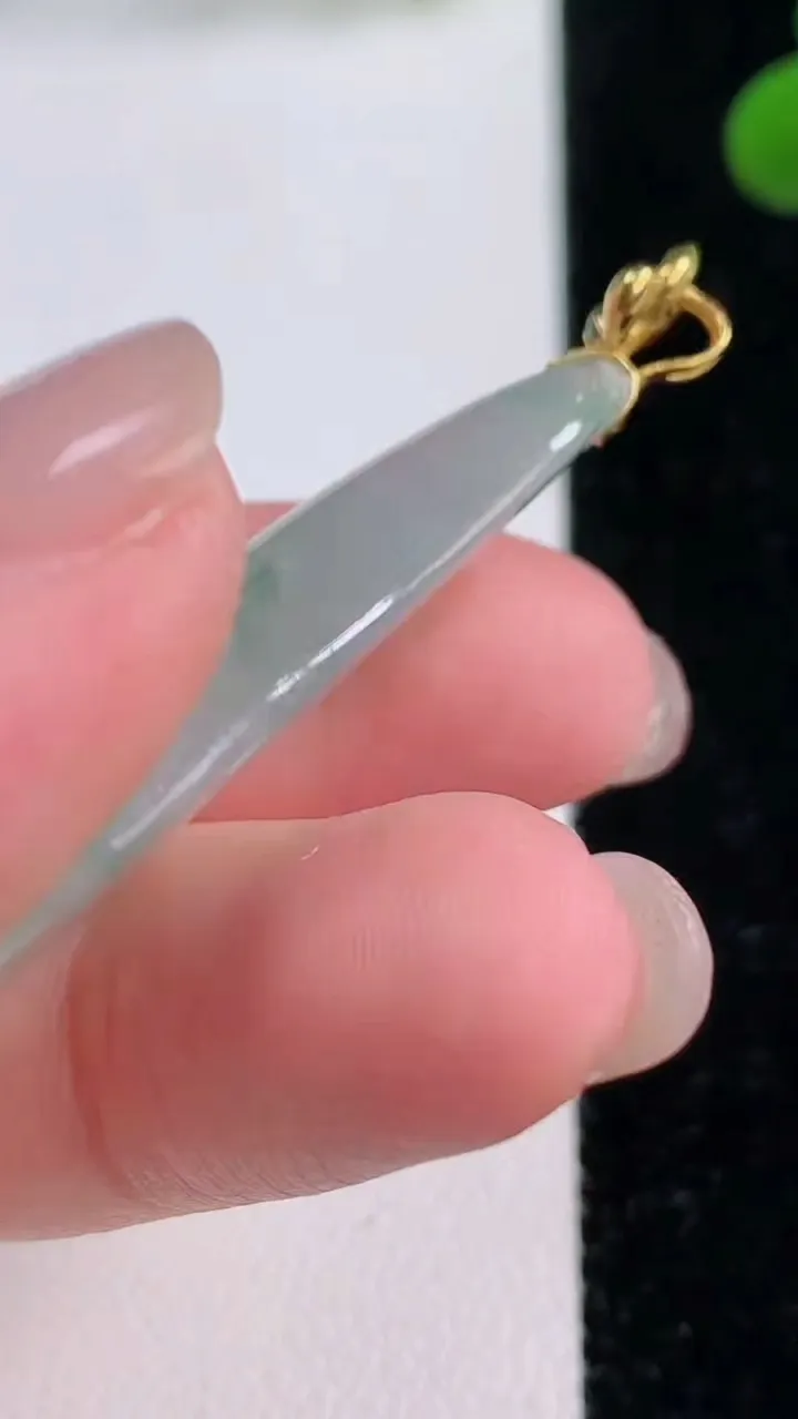 天然A货翡翠种飘花福瓜吊坠，尺寸37.5-17.4-6.5，重量:8.21g
11月25日