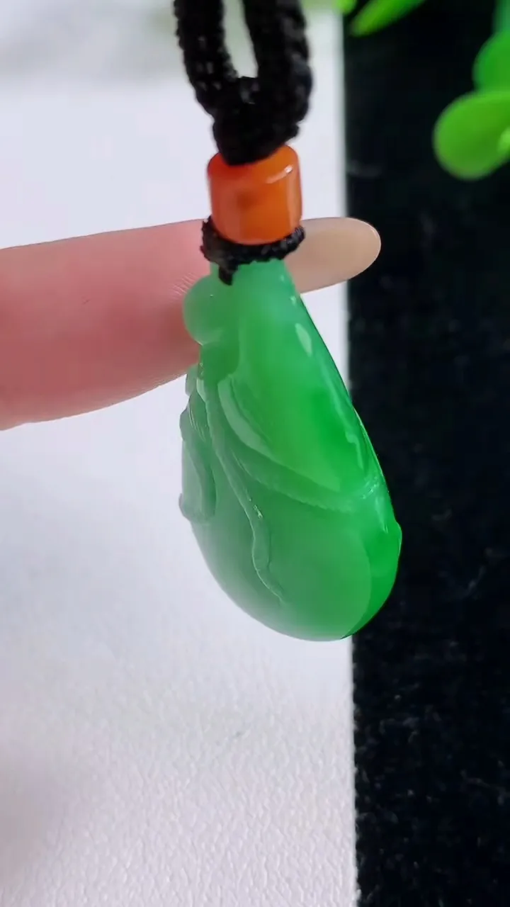 天然A货翡翠葫芦吊坠，尺寸34.3-19.6-11，重量:15.38g
11月25日