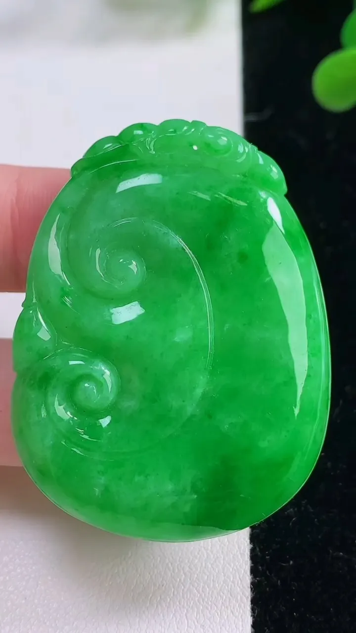 天然A货翡翠如意吊坠，尺寸48.8-37-5.3，重量:19.83g
11月25日