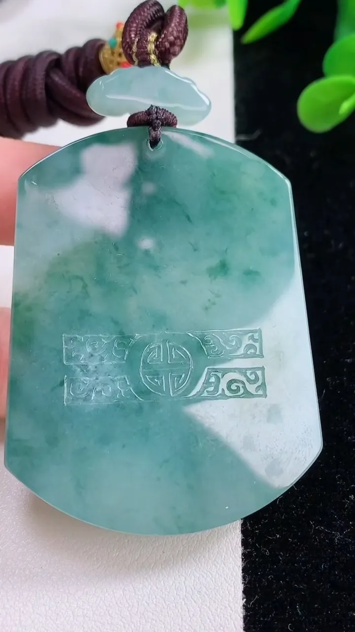 天然A货翡翠种飘花仿古无事牌吊坠，尺寸56.7-43-5.9，重量:51.20g
11月25日