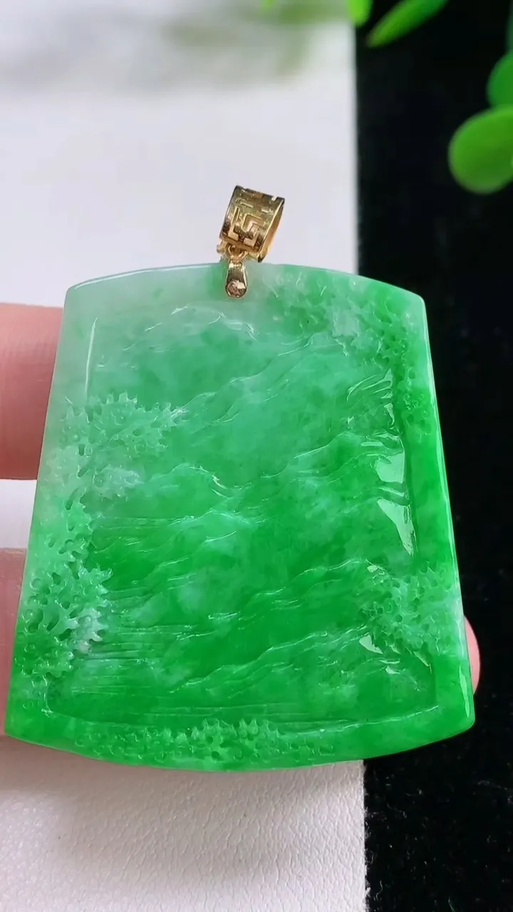 天然A货翡翠山水牌吊坠，尺寸42.8-38.8-4.6，重量:19.25g
11月25日