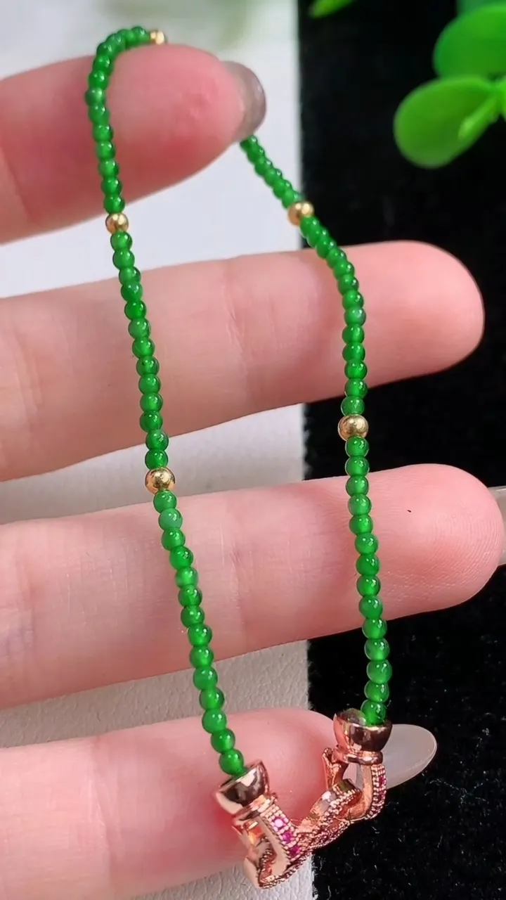 天然A货翡翠小米珠手串，尺寸1.8-80颗，重量:2.36g11月25日
工厂直销收藏佳品,种好水足，色泽均匀，有种有色，上手高大气！