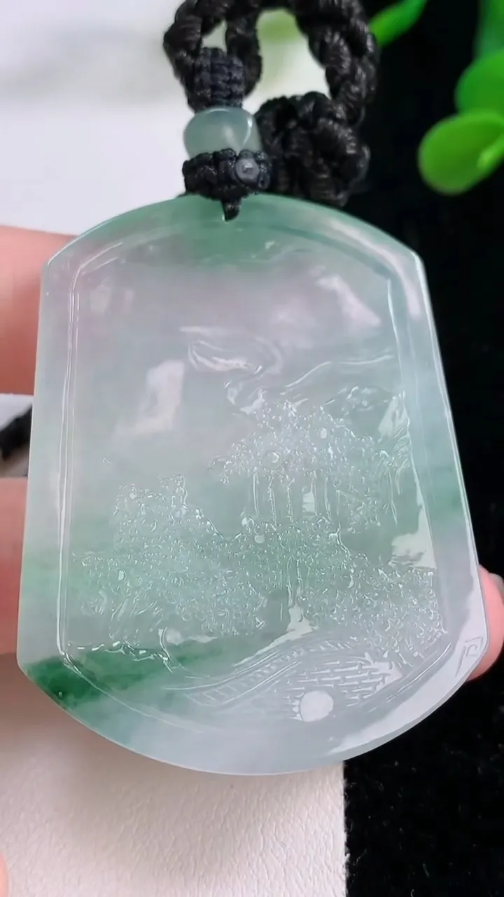 天然A货翡翠山水牌吊坠，尺寸53-41-5.6，重量:33.57g
11月25日