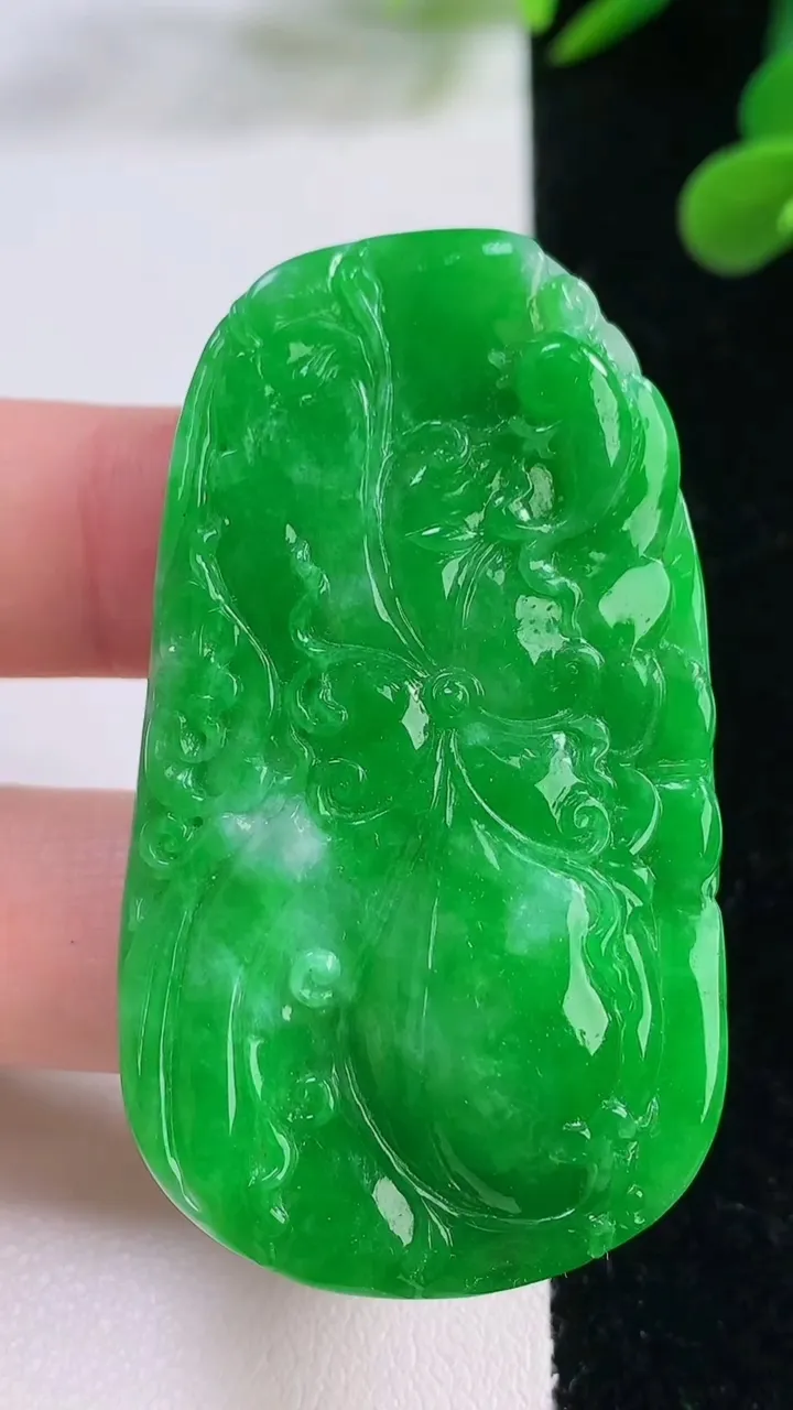 天然A货翡翠年年有余吊坠，尺寸54.5-31-9，重量:31.99g
11月25日