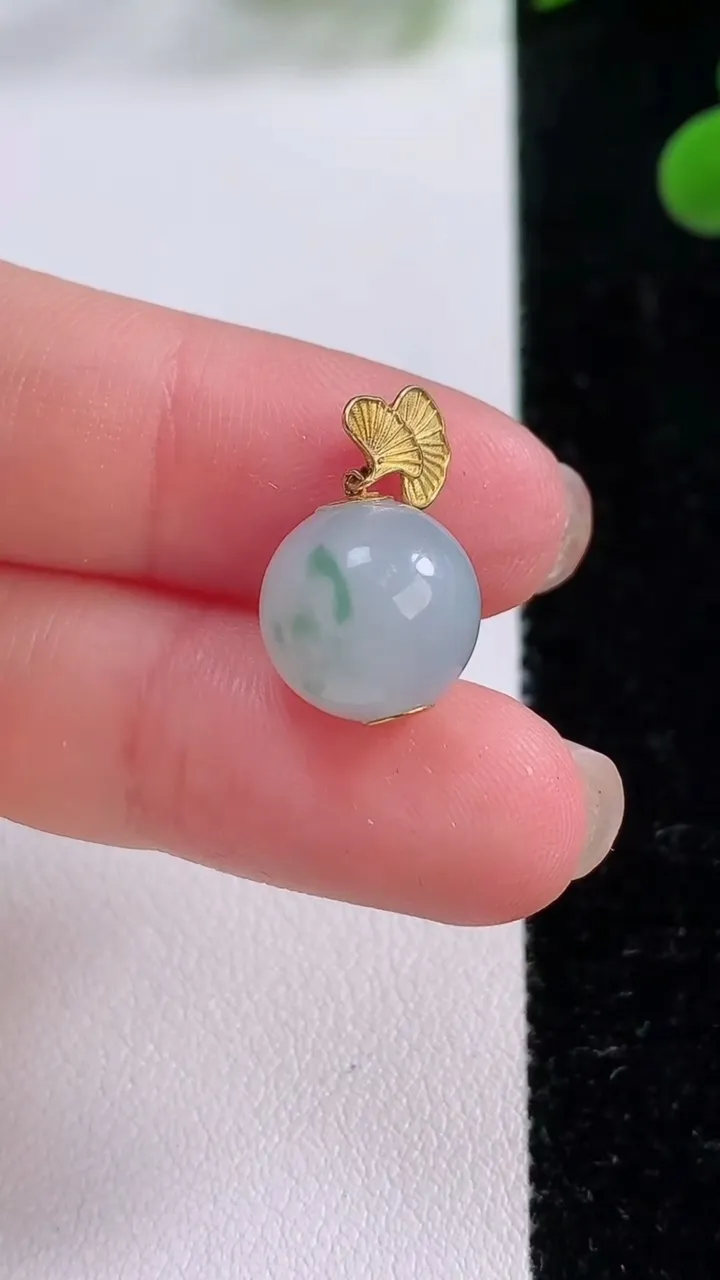 天然A货翡翠圆珠吊坠，尺寸11.3，重量:4.01g11月25日
工厂直销收藏佳品,种好水足，色泽均匀，有种有色，上手高大气！